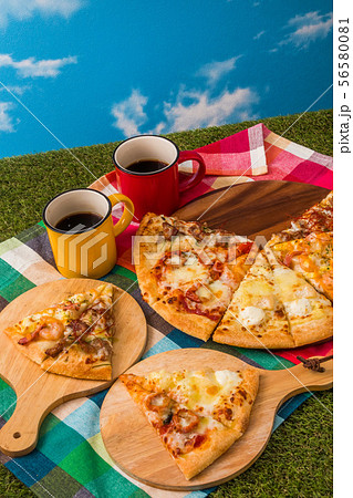 ミックスピザ Mix pizza at an outdoor picnic ミックスピザ Mix pizza at an outdoor picnic 56580081