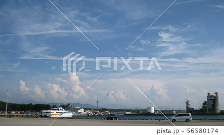 新潟県村上市岩船港から見える飯豊連峰と入道雲 新潟県村上市岩船港から見える飯豊連峰と入道雲 56580174