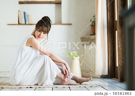 若い女性 若い女性 56581963