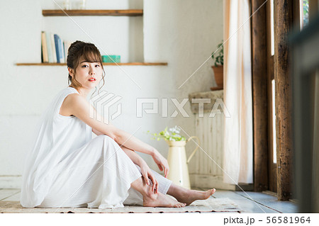 若い女性 若い女性 56581964