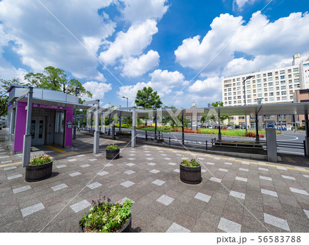 夏の青空と埼玉高速鉄道の川口元郷駅の駅前 56583788