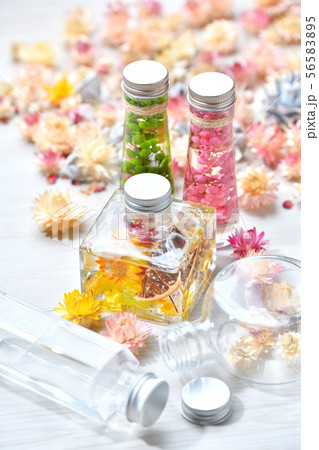 市販ハーバリウム（ピンク／グリーン）2本と、ハンドメイドのオリジナルのハーバリウム（黄色）1本。雑貨 56583895