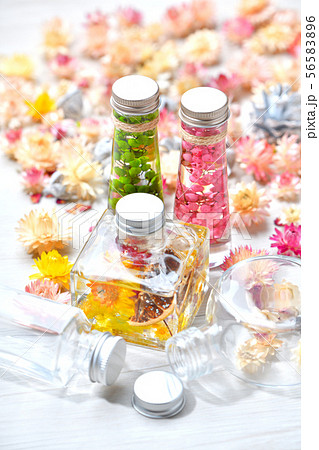 市販ハーバリウム（ピンク／グリーン）2本と、ハンドメイドのオリジナルのハーバリウム（黄色）1本。雑貨 56583896