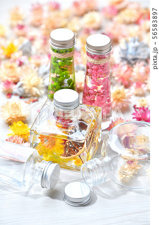 市販ハーバリウム（ピンク／グリーン）2本と、ハンドメイドのオリジナルのハーバリウム（黄色）1本。雑貨 56583897