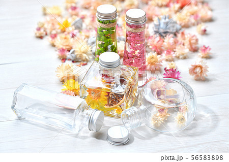 市販ハーバリウム（ピンク／グリーン）2本と、ハンドメイドのオリジナルのハーバリウム（黄色）1本。雑貨 56583898