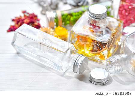 市販ハーバリウム（ピンク／グリーン）2本と、ハンドメイドのオリジナルのハーバリウム（黄色）1本。雑貨 56583908