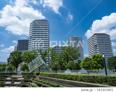 夏の青空と埼玉県川口市のJR川口駅西口の風景 56583965