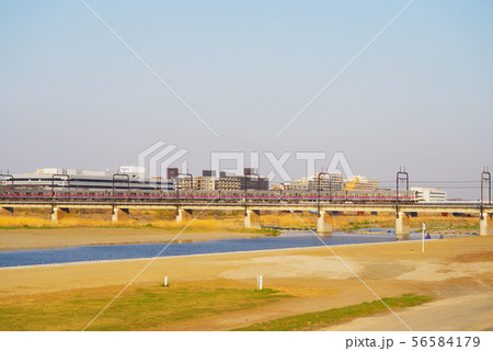 夕暮の多摩川橋梁を通過する京王線 56584179