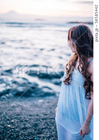 花束を持つ女性　結婚　告白　失恋 56585442