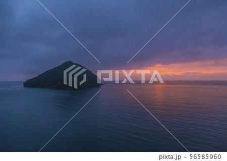 青森県浅虫温泉から望む夕暮れの湯ノ島　夏景 56585960