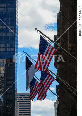 ニューヨークの街並みと星条旗 ニューヨークの街並みと星条旗 56588171