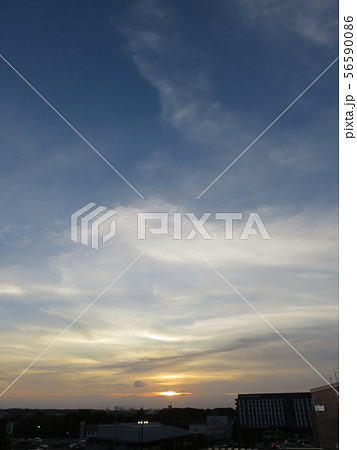 夕暮れ時の空 夕暮れ時の空 56590086