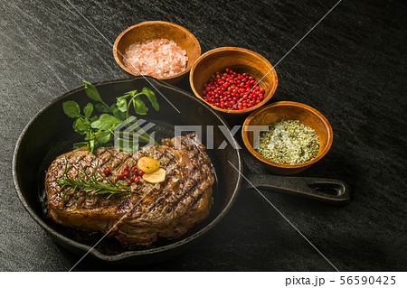 高級グリルステーキ Thick cut luxury fresh beef steak 56590425