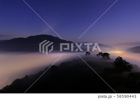 天空の城　竹田城跡から望む夜の雲海 56590443