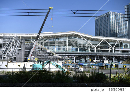 日本の東京都市景観　山手線・京浜東北線の田町ー品川駅間に建設中の高輪ゲートウェイ駅などを望む 56590934