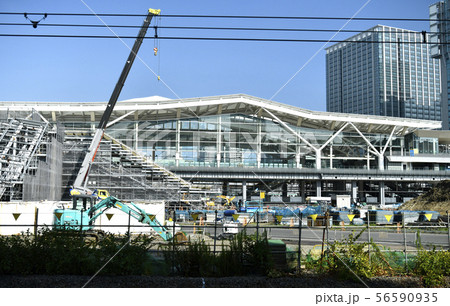 日本の東京都市景観　山手線・京浜東北線の田町ー品川駅間に建設中の高輪ゲートウェイ駅などを望む 56590935