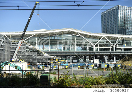 日本の東京都市景観　山手線・京浜東北線の田町ー品川駅間に建設中の高輪ゲートウェイ駅などを望む 56590937