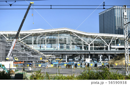 日本の東京都市景観　山手線・京浜東北線の田町ー品川駅間に建設中の高輪ゲートウェイ駅などを望む 56590938