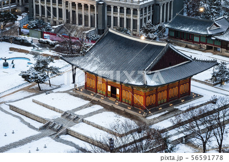 徳寿宮 韓国 雪景色の写真素材