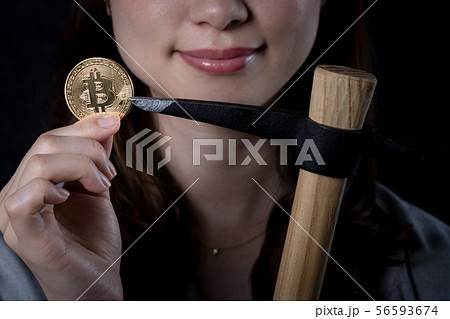 仮想通貨を持つ女性 56593674