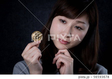 仮想通貨を持つ女性 56593678