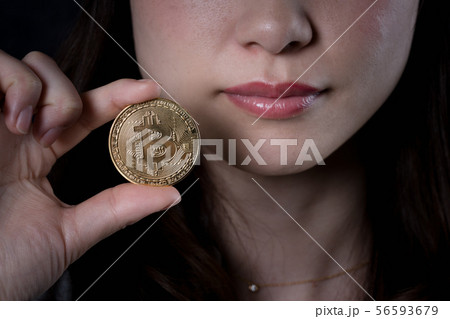 仮想通貨を持つ女性 仮想通貨を持つ女性 56593679
