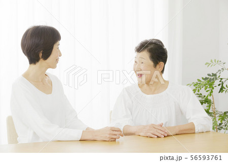 母娘 女性 会話 母娘 女性 会話 56593761