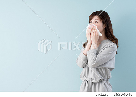 花粉症に困る女性 花粉症に困る女性 56594046