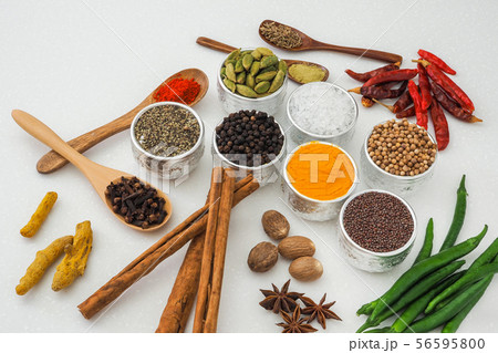 カラフルなスパイス　Photo of colorful Indian food spices 56595800