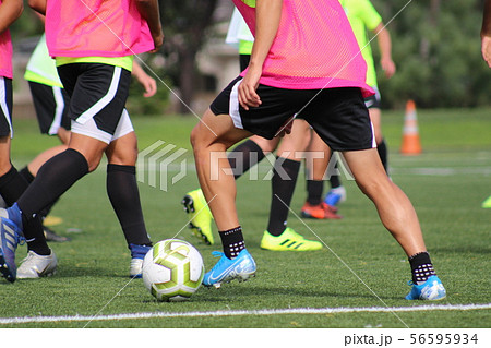 サッカー選手の練習風景の足元 56595934