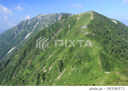北アルプス笠ヶ岳への道　縦走路から大ノマ岳抜戸岳を望む 56596371