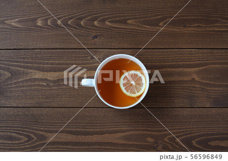 紅茶 ホット レモンティー カップ 木のテーブル 56596849