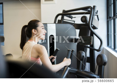 スポーツジム　若い女性 56600665