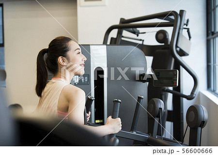 スポーツジム　若い女性 56600666
