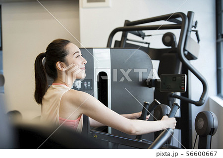スポーツジム　若い女性 56600667