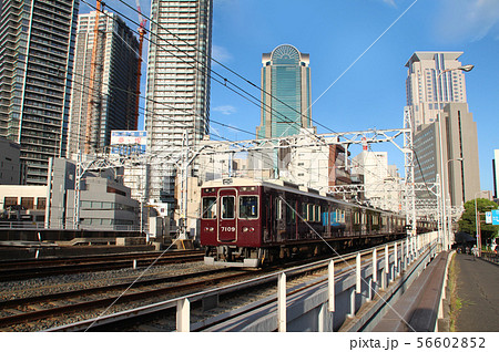 大阪梅田駅近くの阪急電車 56602852