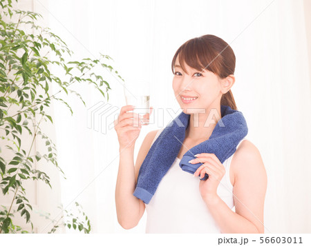 運動して水を飲む女性 56603011