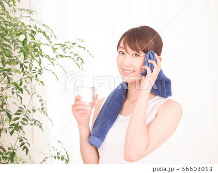 運動して水を飲む女性 56603013