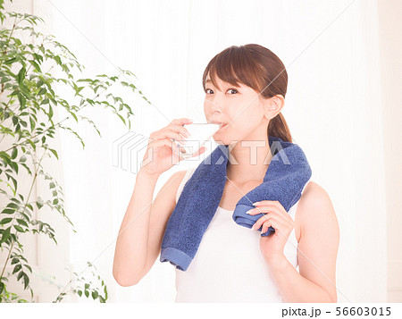 運動して水を飲む女性 56603015