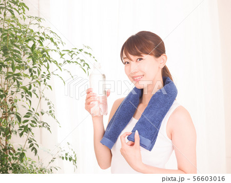 運動して水を飲む女性 運動して水を飲む女性 56603016