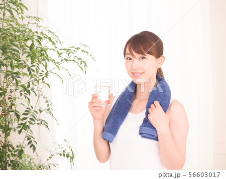 グラスに入った水を持つ女性 グラスに入った水を持つ女性 56603017
