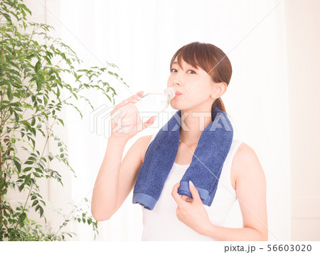 運動して水を飲む女性 運動して水を飲む女性 56603020