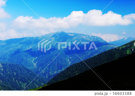 北アルプス笠ヶ岳への道　縦走路から雲ノ平の山々を望む　黒部五郎岳遠景 56603388