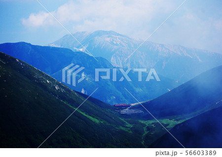 北アルプス笠ヶ岳への道　縦走路から雲ノ平の山々を望む　双六小屋と野口五郎岳真砂岳遠景 56603389