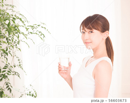 グラスに入った水を持つ女性 56603673