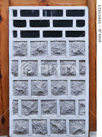 ソウル　韓屋の外壁　北村韓屋村 56603823