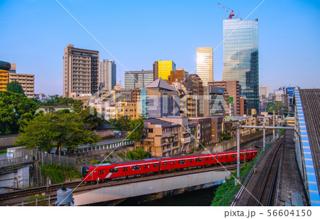 日本の東京都市景観 東京メトロ丸ノ内線新型車両や野鳥、御茶ノ水駅などを望む(奥に東京スカイツリー) 日本の東京都市景観 東京メトロ丸ノ内線新型車両や野鳥、御茶ノ水駅などを望む(奥に東京スカイツリー) 56604150
