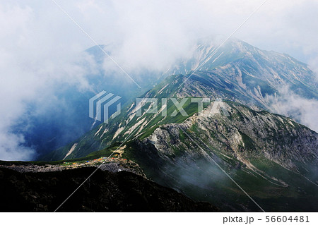 北アルプス笠ヶ岳への道 笠ヶ岳山荘から縦走路を振り返る 北アルプス笠ヶ岳への道 笠ヶ岳山荘から縦走路を振り返る 56604481