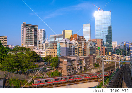 日本の東京都市景観 東京メトロ丸ノ内線などを望む(奥に東京スカイツリー) 日本の東京都市景観 東京メトロ丸ノ内線などを望む(奥に東京スカイツリー) 56604939