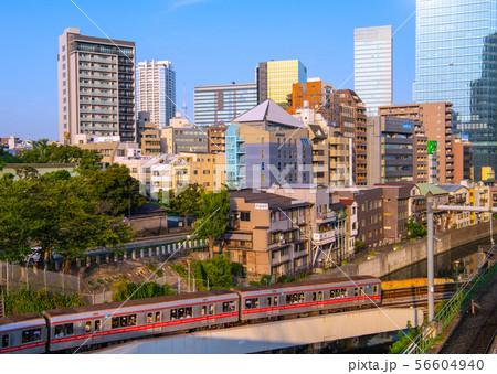 日本の東京都市景観 東京メトロ丸ノ内線などを望む(奥に東京スカイツリー) 日本の東京都市景観 東京メトロ丸ノ内線などを望む(奥に東京スカイツリー) 56604940